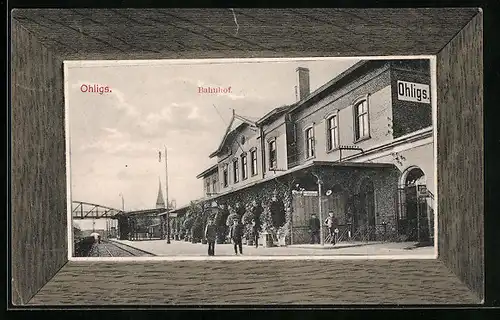 Passepartout-AK Ohligs, Bahnhof mit Schaffnern auf dem Bahnsteig und Blick auf Kirchturm