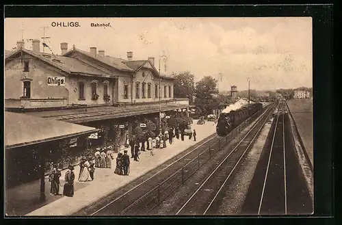 AK Ohligs, Bahnhof mit bevölkertem Bahnsteig und Dampflok