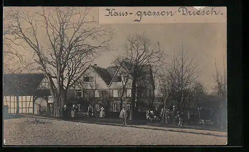 Foto-AK Leverkusen, Haus grossen Driesch mit Nebengebäude im Jahr 1911, von einem Feld aus gesehen