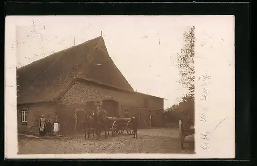 Foto-AK Seth /Holstein, Gehöft Haus Finnern, Fuhrwerk
