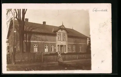 Foto-AK Gönnebek, Gutshof im Sonnenschein, davor zwei Frauen