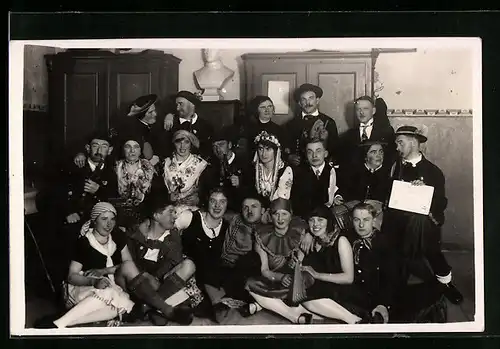 Foto-AK Wasserburg /Inn, Fasching im Gesellenverein ca. 1930