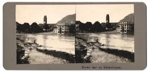 Stereo-Fotografie unbekannter Fotograf, Ansicht Interlaken, Aar Uferpartie im Ort