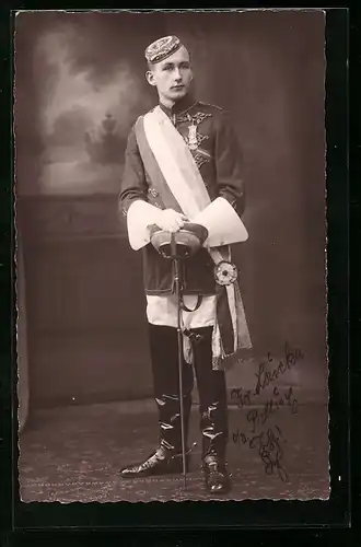 Foto-AK Student in Uniform mit Degen, studentische Szene