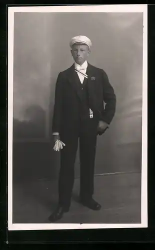 Foto-AK Student im Anzug mit Schirmmütze