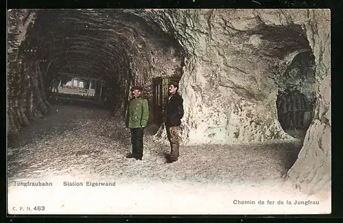 AK Chemin de fer de la Jungfrau, Jungfraubahn, Station Eigerwand, Schaffner in Uniform steht in der Höhle