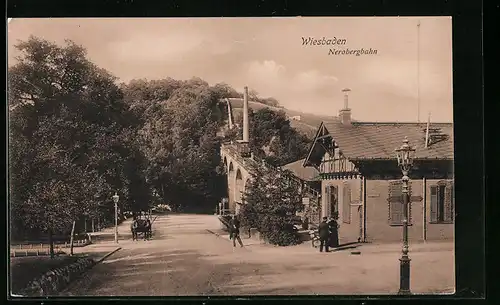 AK Wiesbaden, Passanten an der Talstation der Nerobergbahn