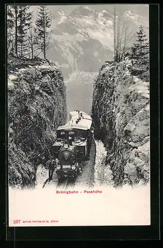 AK Brünigbahn auf einer Passhöhe