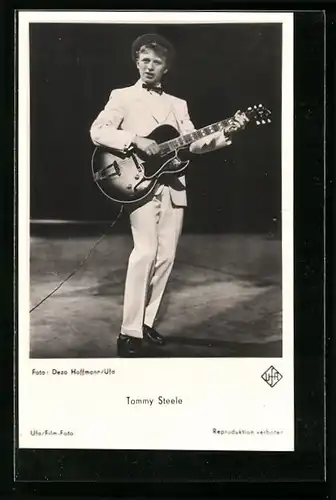 AK Musiker Tommy Steele mit E-Gitarre
