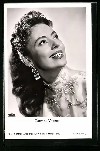 AK Musikerin Caterina Valente schaut nach oben