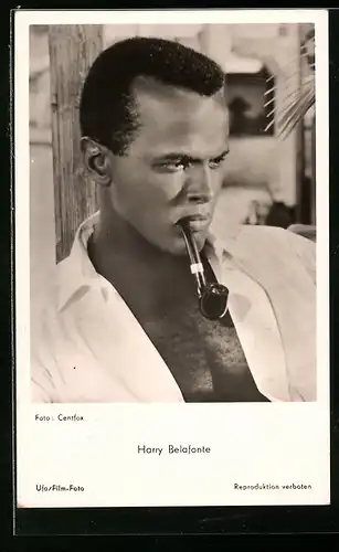 AK Musiker Harry Belafonte mit Tabakspfeife