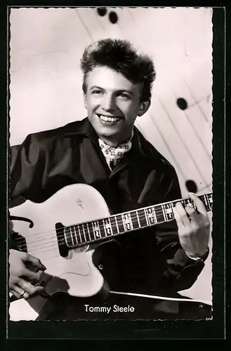 AK Musiker Tommy Steele mit E-Gitarre