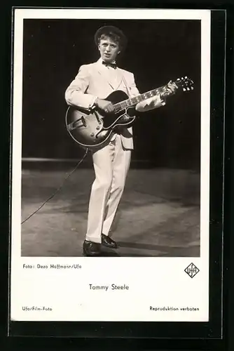 AK Musiker Tommy Steele mit E-Gitarre