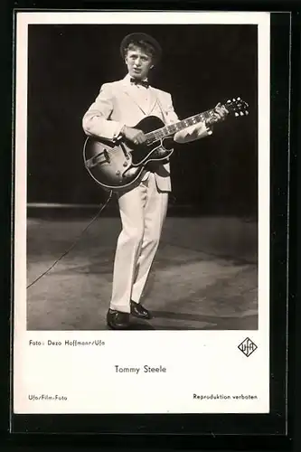 AK Musiker Tommy Steele mit E-Gitarre