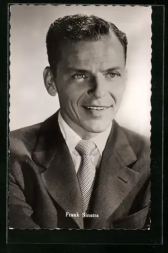 AK Musiker Frank Sinatra im Anzug mit Krawatte