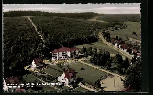 AK Neuhaus /Solling, Ortsansicht mit Parkhotel Düsterdiek vom Flugzeug aus