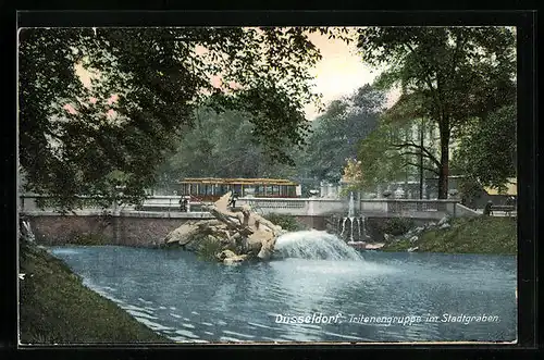 AK Düsseldorf, Tritengruppe im Stadtgraben mit Strassenbahn