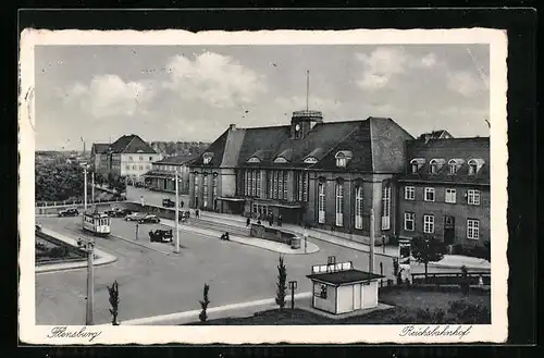 AK Flensburg, Reichsbahnhof mit Strassenbahn