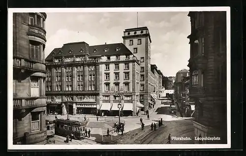 AK Pforzheim /Schwarzwald, Leopoldsplatz mit Geschäften und Strassenbahn