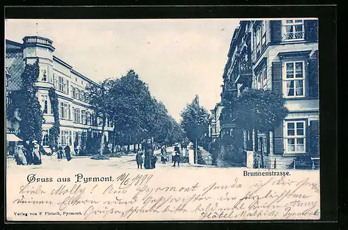 AK Pyrmont, Brunnenstrasse mit Passanten