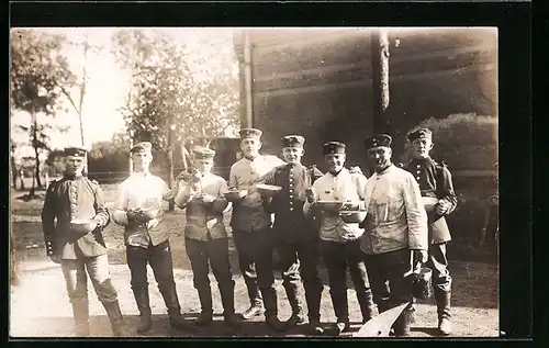 Foto-AK Lockstedter Lager, Soldatengruppe mit Essensrationen im Jahr 1915 /16