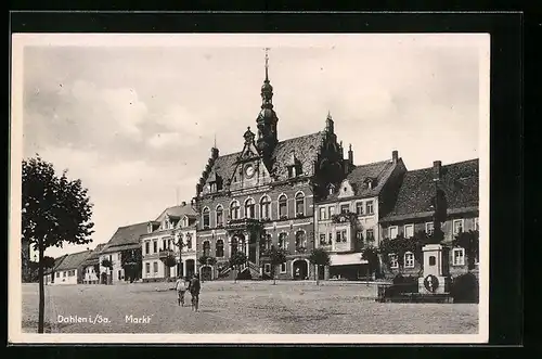 AK Dahlen i. Sa., Markt mit Rathaus und Denkmal