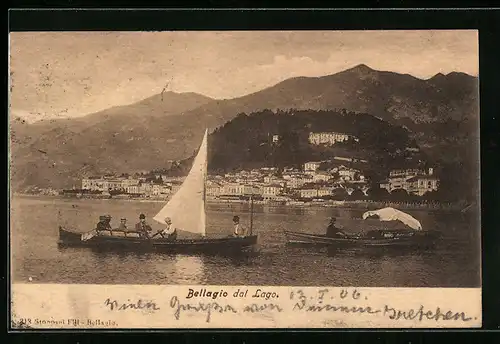 AK Bellagio dal Lago, Panoramaansicht vom See aus, Segelboot mit Herren auf dem See