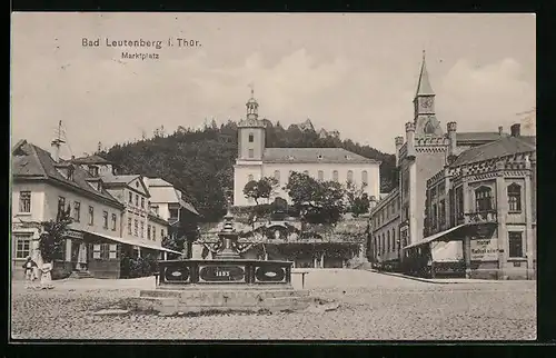 AK Bad Leutenberg i. Thür., der Brunnen auf dem Marktplatz, Blick hoch zur Kirche