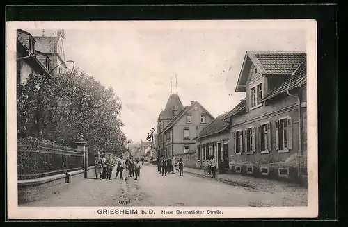 AK Griesheim b. D., Passanten auf der Neuen Darmstädter Strasse