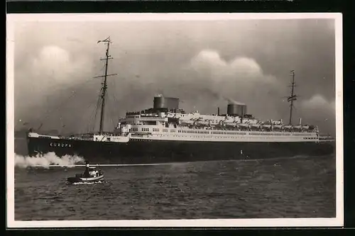 AK Norddeutsche Lloyd, kleines Boot vor dem Turbinen-Schnelldampfer Europa