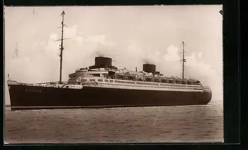 AK Passagierschiff Turbinen-Schnelldampfer Europa auf hoher See unterwegs