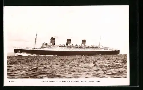 AK Cunard White Star Line, das Passagierschiff R.M.S. Queen Mary in voller Fahrt gesehen