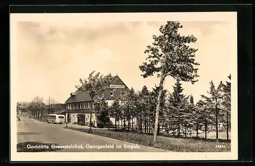 AK Georgenfeld i. Erzgeb., auf der Strasse vor der Gaststätte Grenzsteinhof