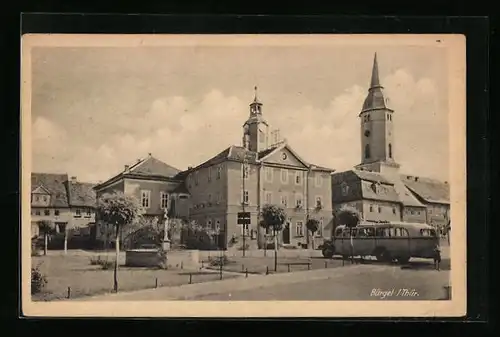 AK Bürgel i. Thür., Autobus vor dem Rathaus im Ort, Blick zum Kirchturm