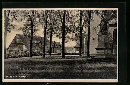AK Bünde i. Westf., das Denkmal auf dem kirchplatz, Blick zum Fachwerkhaus