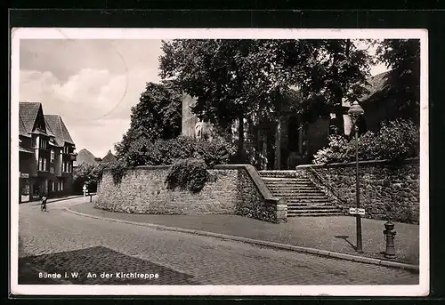 AK Bünde i. Westf., auf der Strasse vor der Kirchtreppe