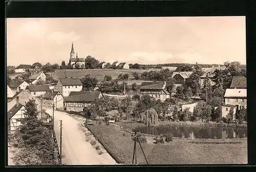 AK Mohlsdorf b. Greiz, Strasse in den Ort, Blick zur Kirche auf dem Berg