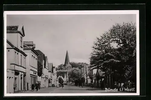 AK Bünde i. W., Partie in der Stadt mit Blick zum Kirchturm