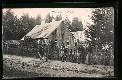 AK Mönchshof i. Thür., Bewohner mit Schubkarre vor dem Gartenzaun