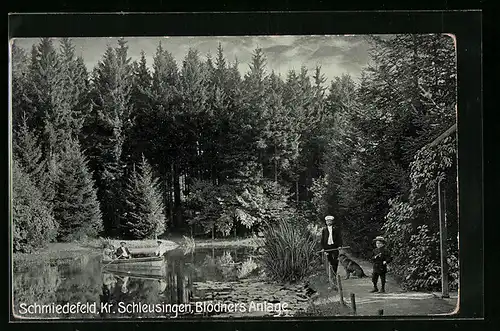 AK Schmiedefeld b. Schleusingen, Spaziergänger in Blödners Anlage