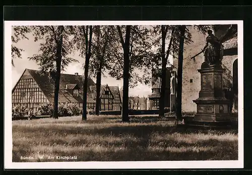 AK Bünde i. W., Denkmal am Kirchplatz, altes Fachwerkhaus