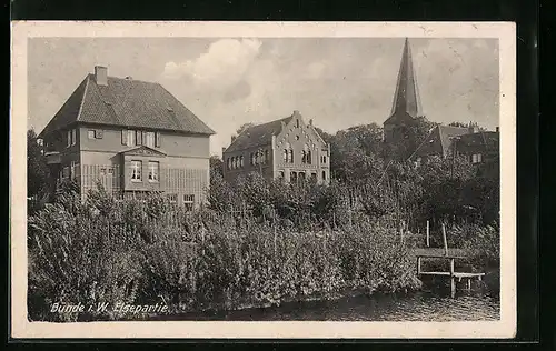 AK Bünde i. W., Elsepartie hinter einem Wohnhaus, Blick auf den Kirchturm