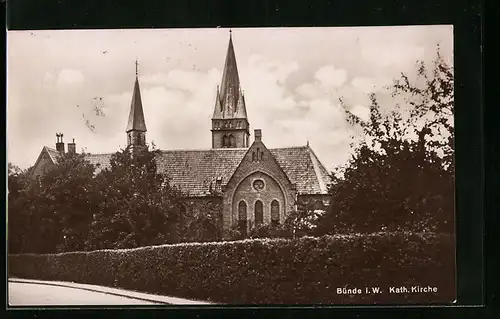 AK Bünde i. W., auf der Strasse vor der Kirche