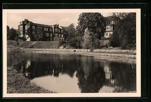 AK Wickersdorf b. Saalfeld-Saale, am Ufer des Schwimmteich der Schulgemeinde