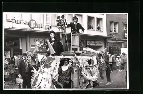 Foto-AK Mainz, Meenzer Fassenacht, Umzugswagen vor Fotogeschäft Knapp ca. 1960