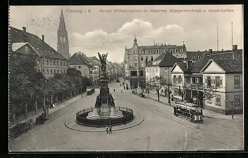 AK Freiburg i. B., Kaiser Wilhelmsplatz m. Kaserne, Kriegerdenkmal u. Kaiserkaffee, Strassenbahn