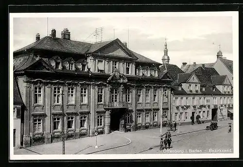 AK Offenburg /Baden, Bezirksamt mit Strasse aus der Vogelschau