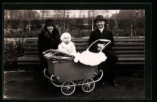 Foto-AK Paar mit einem Kind im Kinderwagen