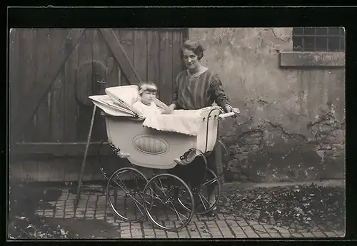Foto-AK Frau mit einem Kind im Kinderwagen