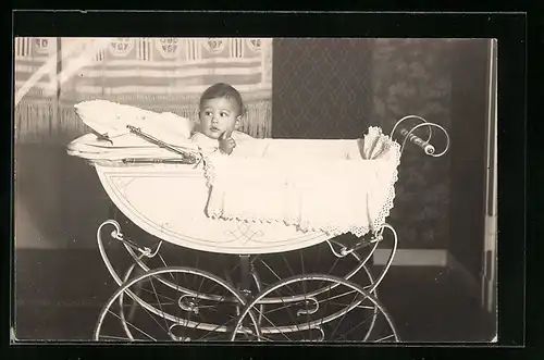 Foto-AK Kleinkind in einem Kinderwagen
